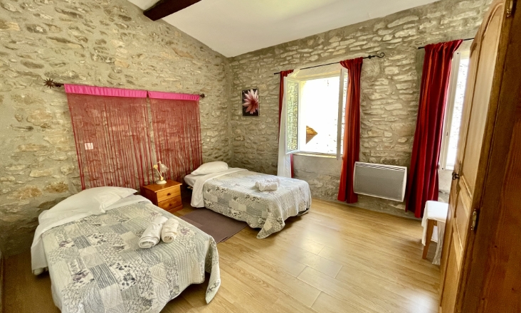 Chambre du gîte vigneron le Grenache, en location au Château Borie Neuve à Badens