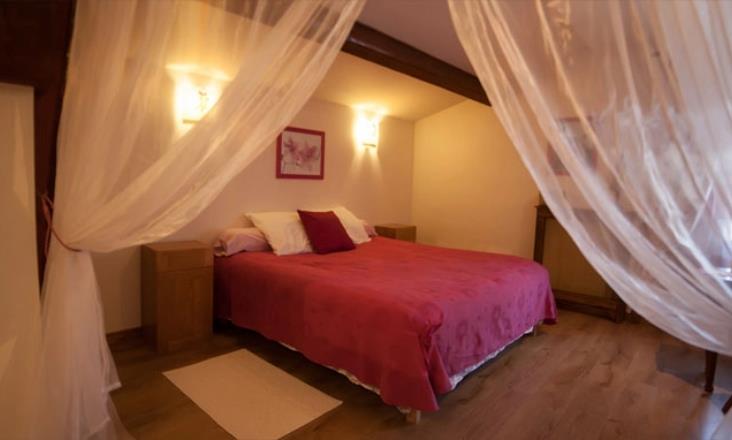 Suite con cama doble en la habitación de huéspedes Wellington, en alquiler en el Château Borie Neuve cerca de Carcassonne