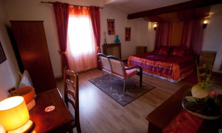 Suite con cama de matrimonio, armario, escritorio y cuarto de baño privado en la habitación de huéspedes de Marrakech, alquilada en el Château Borie Neuve, cerca de Carcasona