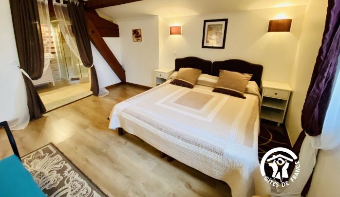 Suite con cama doble en el B&B London, alquilado en Château Borie Neuve cerca de Carcassonne