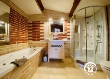 WC, lavabo, baignoire et douche. Chambre d’hôte Londres, en location au Château Borie Neuve à Badens