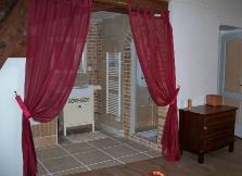 Private open-plan bathroom in the Marrakech guest room, rented at Château Borie Neuve in the Aude