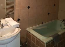 Salle de bain avec WC, lavabo et baignoire avec douche, gîte vigneron le Merlot en location au Château Borie Neuve près de Carcassonne