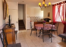 American style kitchen with fridge and dishwasher in the winegrower's gîte le Merlot at Château Borie Neuve in Badens