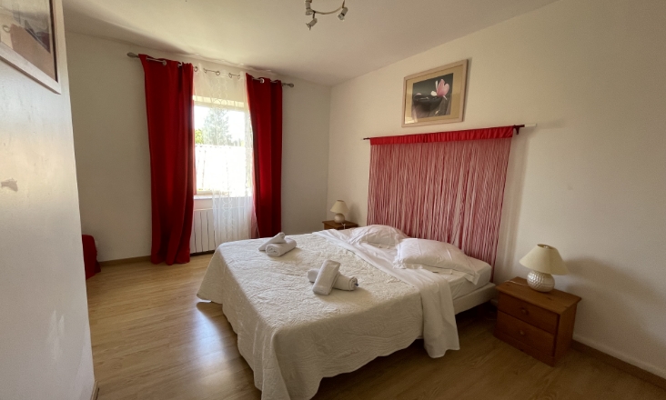 Suite with double bed, gîte vigneron le Syrah for rent at Château Borie Neuve in Badens, Aude