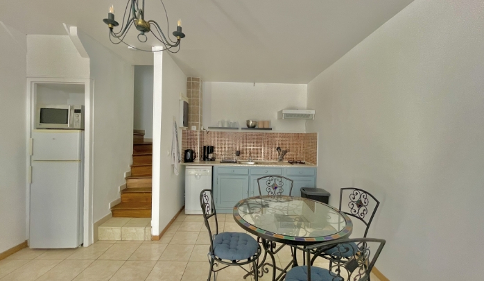 Habitación con cama doble en la casa rural del viticultor de Marsanne en Château Borie Neuve en Baden en el Aude