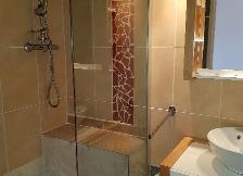 Salle de bain avec WC, lavabo et douche à l’italienne, du gîte vigneron le Muscat en location au Château Borie Neuve à Badens