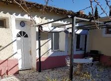 Private terrace with garden furniture and arbour, of the winegrower's cottage le Muscat for rent at Château Borie Neuve in the Occitanie region