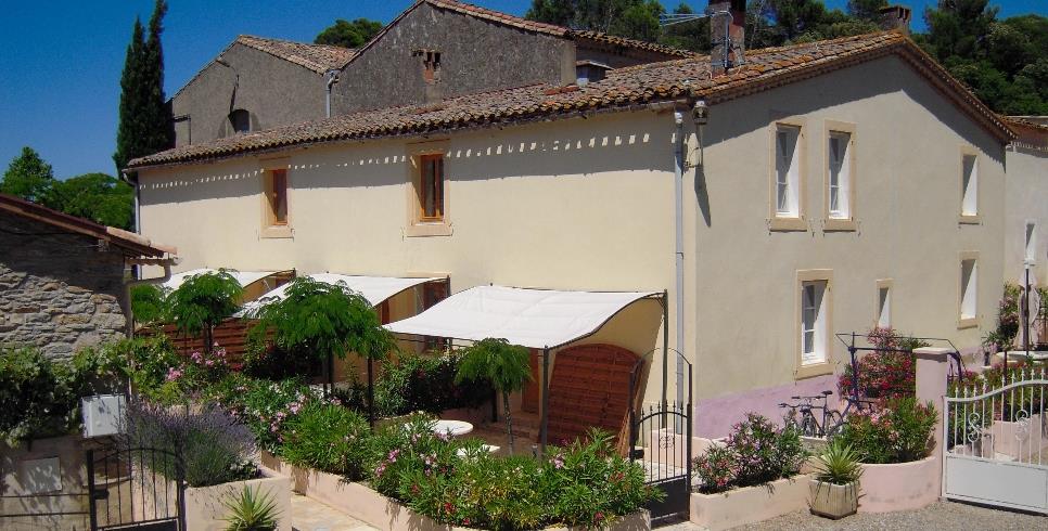 Exterior view of the gîtes for rent at Château Borie Neuve in the Aude