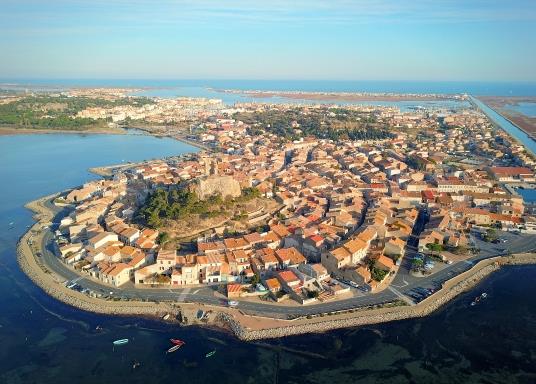 Vue aérienne des plages méditerranéennes de Gruissan, situées à 1 heure du Château Borie Neuve dans l'Aude