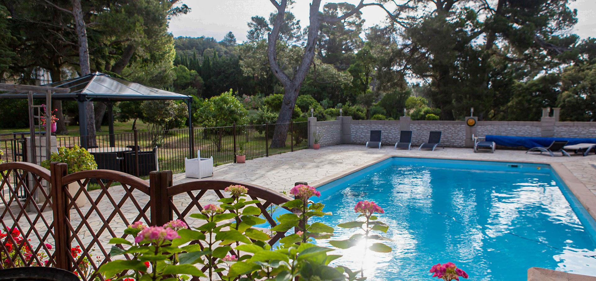 La piscine du Château Borie Neuve, domaine familial dans l'Aude